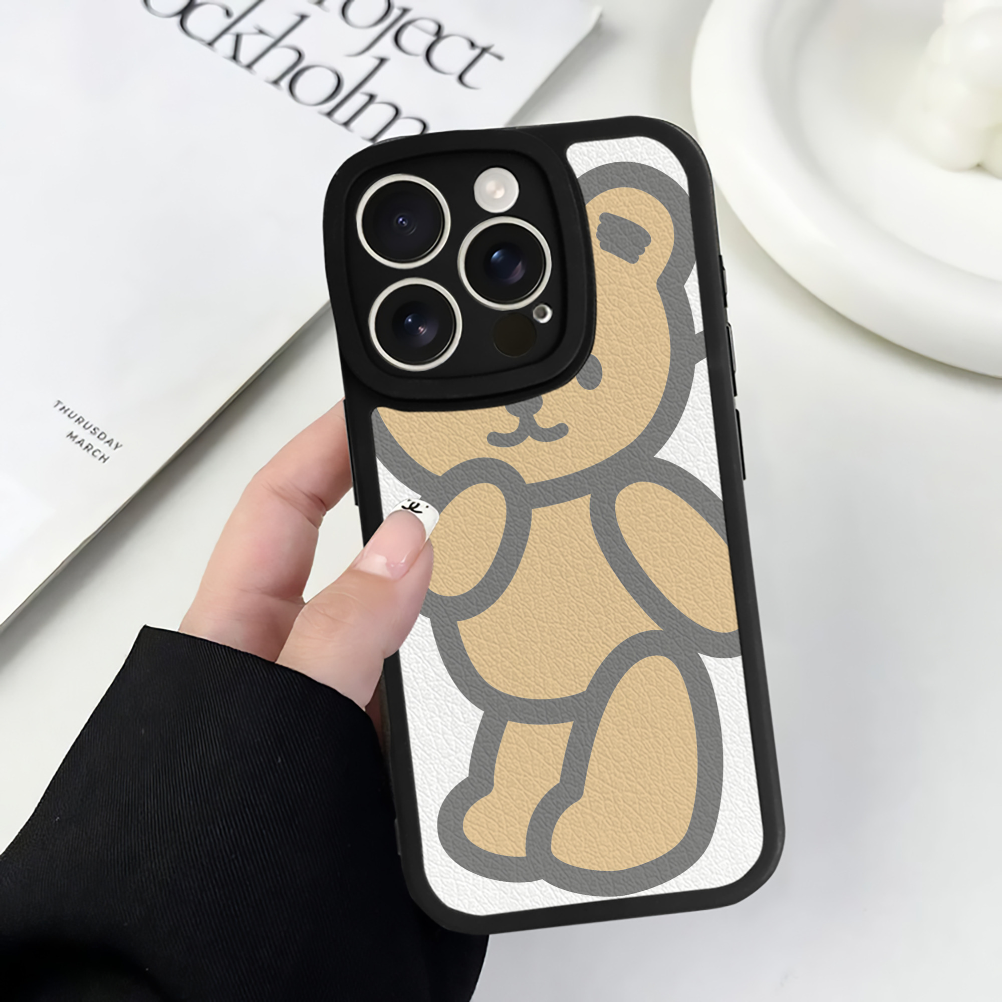 （画像用） Hello Kitty ハローキティ 【iPhone 16シリーズ対応】シリコンスマホケース（レザー調） 材質：シリコン